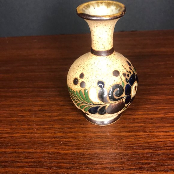 Beautiful Hand Painted Pottery Vase Signed 4” - Picture 4 of 10